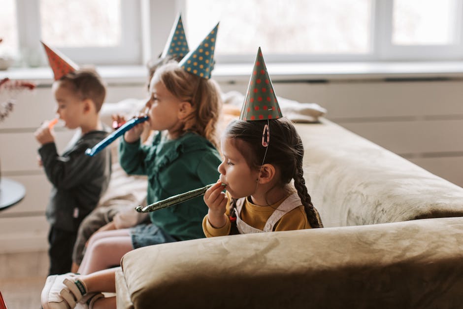 Bambini festeggiano con trombette e cappellini: un gioco di gruppo per stimolare la socializzazione e il divertimento infantile