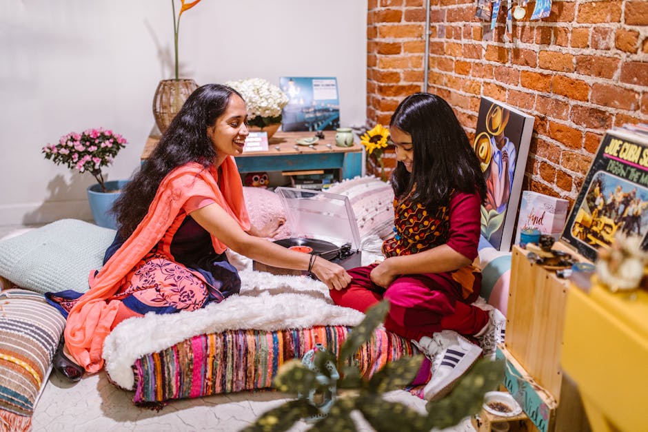 Madre e figlia ascoltano musica su un giradischi in un ambiente domestico accogliente che stimola l'apprendimento e la creatività.