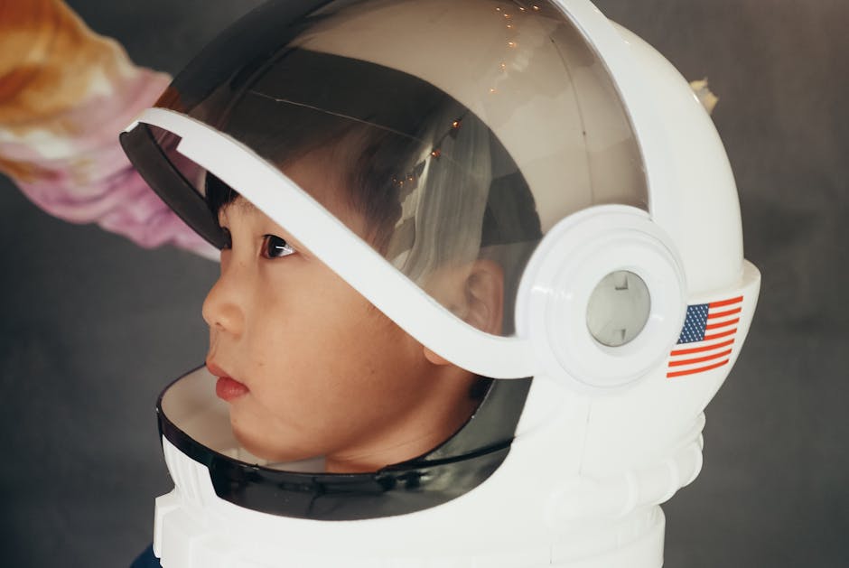 Bambino con casco da astronauta: educazione alla sostenibilità spaziale per un futuro cosmico responsabile e consapevole.