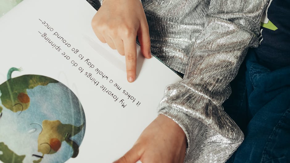 Bambino legge libro illustrato sul mondo, attività musicale per bambini che stimola l'apprendimento e la creatività attraverso la lettura.