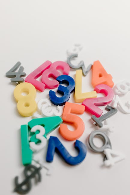 Numeri colorati sparsi su sfondo bianco, simbolo di conteggio e statistiche, in relazione alla tragica sparatoria e al numero di vittime.