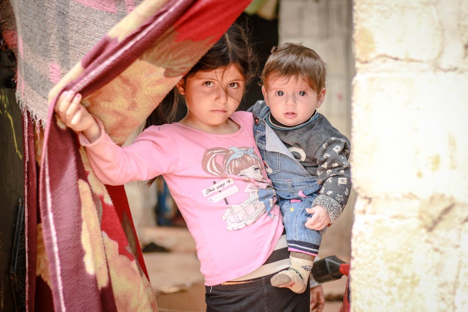 Sorella maggiore protegge il fratellino: un legame familiare forte e resiliente, simbolo di speranza e amore nel quotidiano