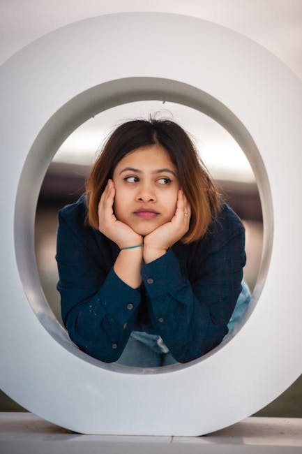 Donna pensierosa incorniciata da un cerchio bianco, simbolo di perfezione geometrica nell'articolo sulle formule del cerchio.