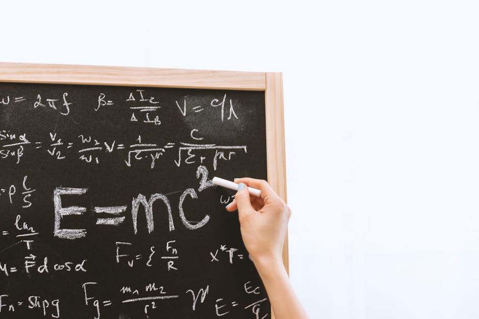 Lavagna con formule di fisica, inclusa E=mc², rilevante per l'energia potenziale elastica e concetti teorici correlati.
