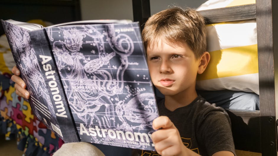 Ragazzo legge libro di astronomia con costellazioni, curiosità spaziali e fatti meno conosciuti ma straordinari sull'universo