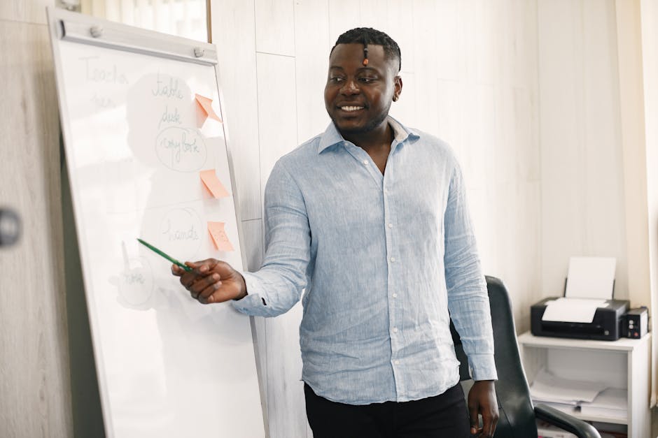 Insegnante spiega concetti alla lavagna con post-it, esempio di didattica collaborativa e apprendimento attivo in classe