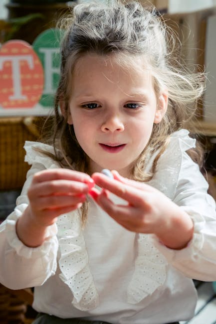 Bambina che gioca con oggetti colorati, attività ludica per la Giornata Internazionale della Cybersecurity, apprendimento divertente