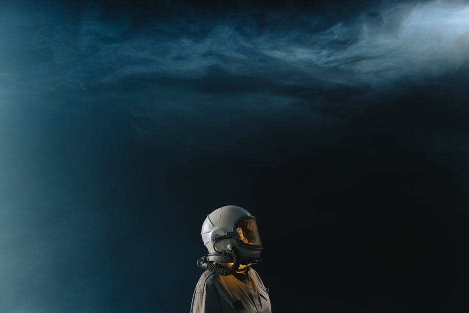 Esploratore spaziale con casco in ambiente fumoso, immagine evocativa del viaggio tra stelle e pianeti, scoperta dello spazio profondo.