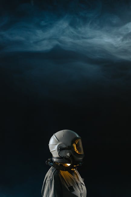 Astronauta con casco su sfondo scuro che evoca nebulose, immagine per articolo sull'astrofisica e l'esplorazione spaziale.