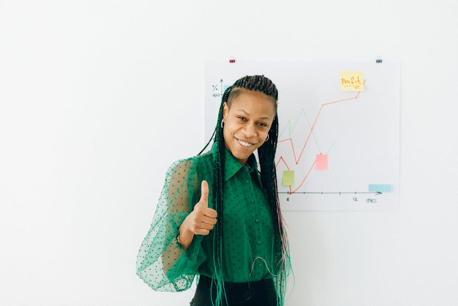 Donna sorridente con pollice in su davanti a grafico di profitto: focus su EBITDA e successo aziendale