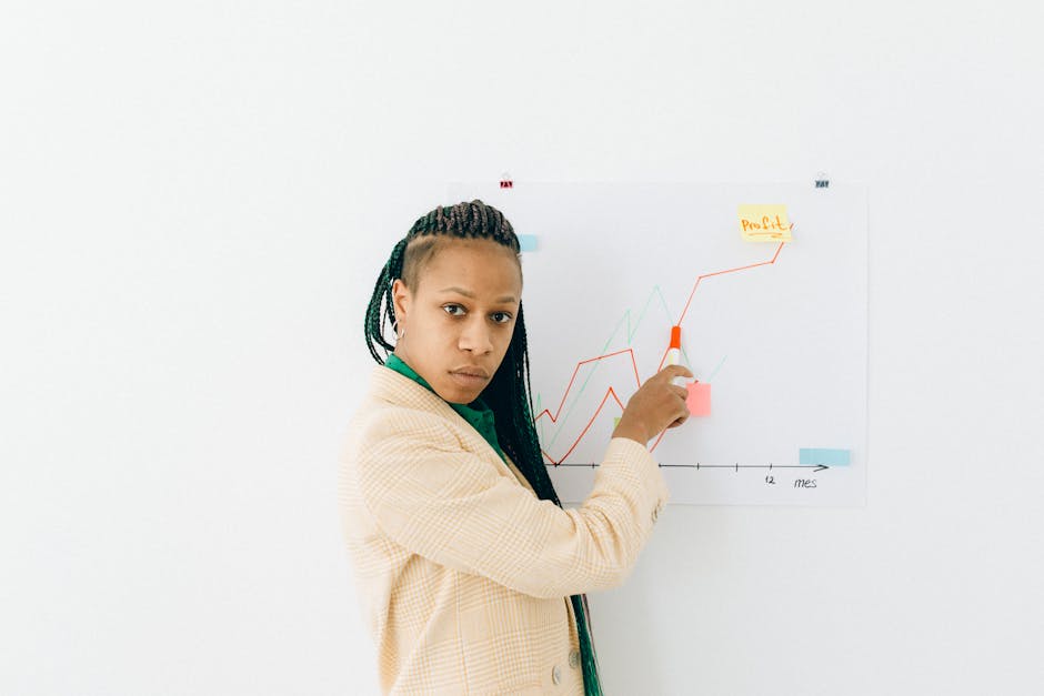 Donna spiega grafico finanziario, integrazione educazione finanziaria nelle scuole, nuove indicazioni nazionali per l'istruzione