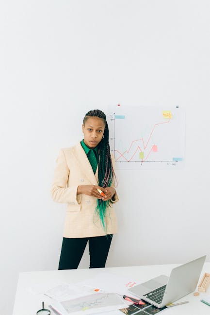 Giovane donna davanti a lavagna con grafico: rischio geolocalizzazione e deepfake da foto condivise online, privacy e sicurezza