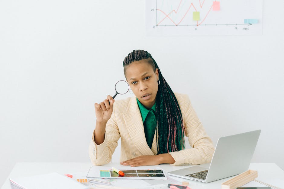 Donna con lente d'ingrandimento analizza dati per prove orientativo attitudinali musicali, governance scolastica e responsabilità dirigenziali