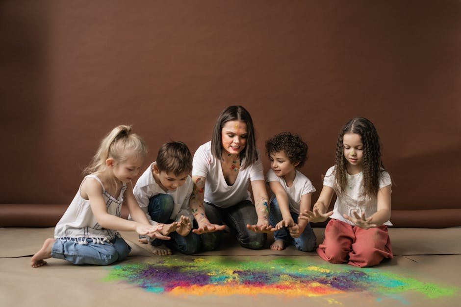 Insegnante e bambini creano arte con polveri colorate, UDL e inclusione nell'apprendimento, approccio unico per un'istruzione accessibile