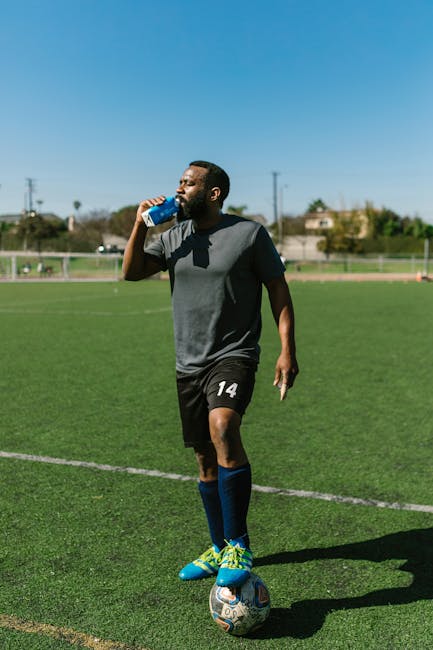 Uomo beve acqua dopo calcetto: sport per ansia e depressione, benefici dell'attività fisica durante la malattia, benessere mentale.