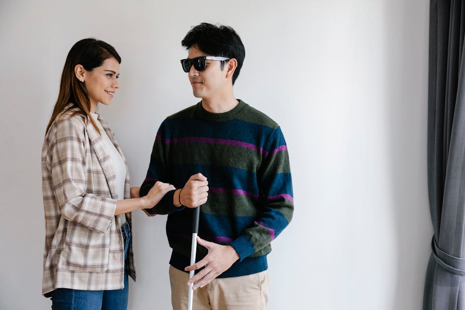 Passaggio di consegne DSGA: donna aiuta uomo non vedente con bastone, metafora di supporto e responsabilità nella gestione scolastica.