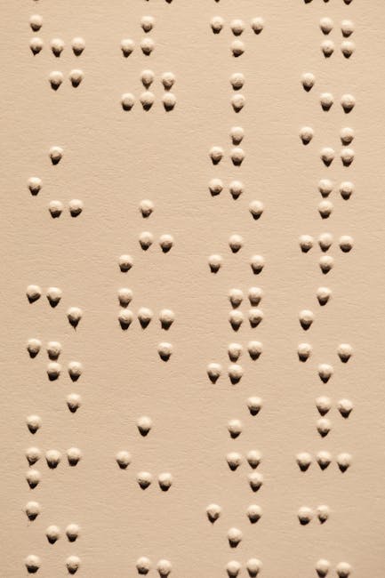 Dettaglio di testo in braille su carta beige, simbolo di accessibilità e diritto all'informazione per persone non vedenti nell'accesso agli atti.