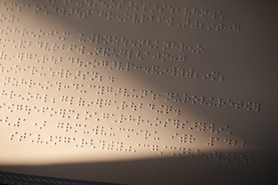 Testo in braille su carta, esempio di scrittura inclusiva per persone non vedenti e ipovedenti, accessibilità e comunicazione equa.