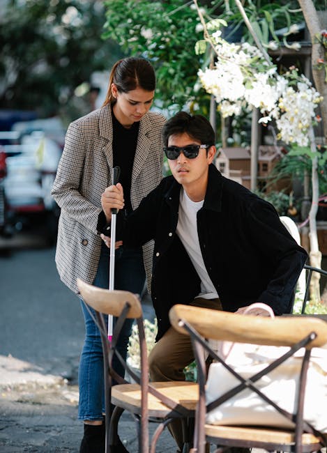 Patto di comunità inclusivo: uomo non vedente con bastone bianco e accompagnatrice, esempio di dialogo e supporto territoriale.