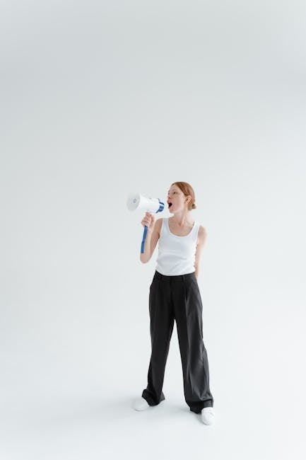 Donna con megafono: strumenti di retorica per comunicazione persuasiva efficace e coinvolgente, tecniche di oratoria e public speaking.