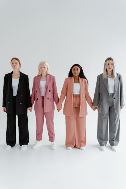 Comunità professionale: quattro donne diverse che si tengono per mano, simbolo di collaborazione e crescita condivisa