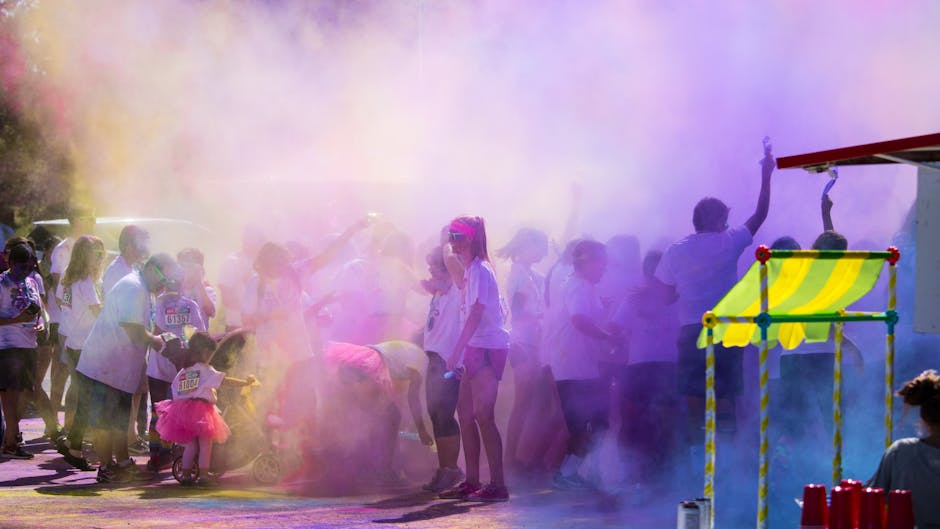 Persone che partecipano a una color run per la Giornata Mondiale della Salute, lanciando polveri colorate e divertendosi insieme.