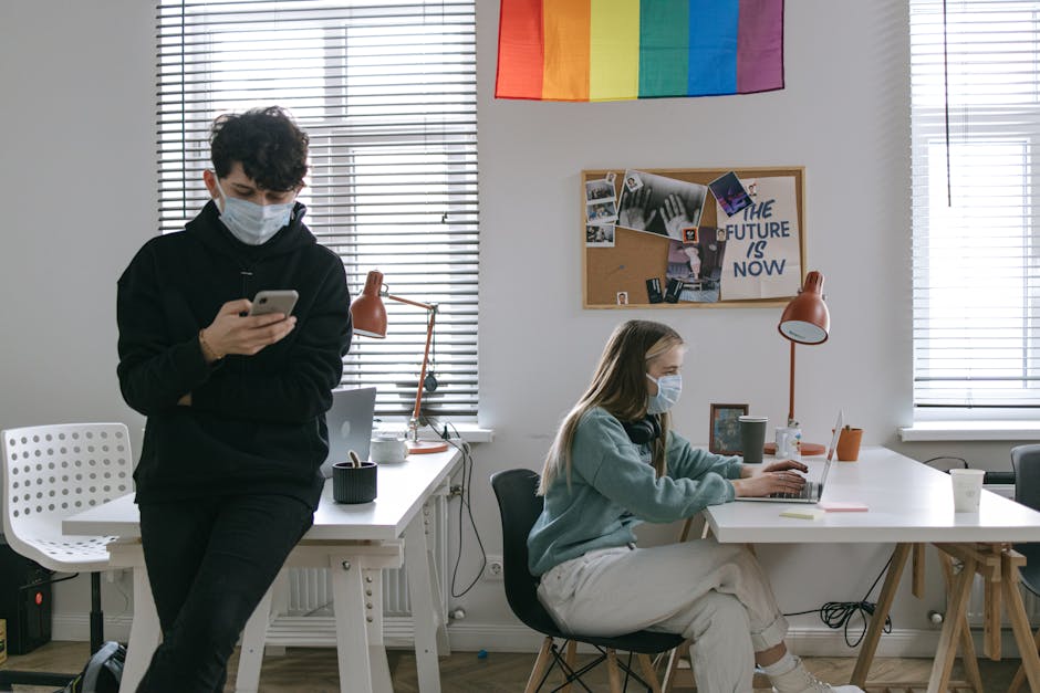 Studenti con mascherina lavorano in sicurezza a scuola, promuovendo un ambiente di apprendimento sano e protetto per il futuro.