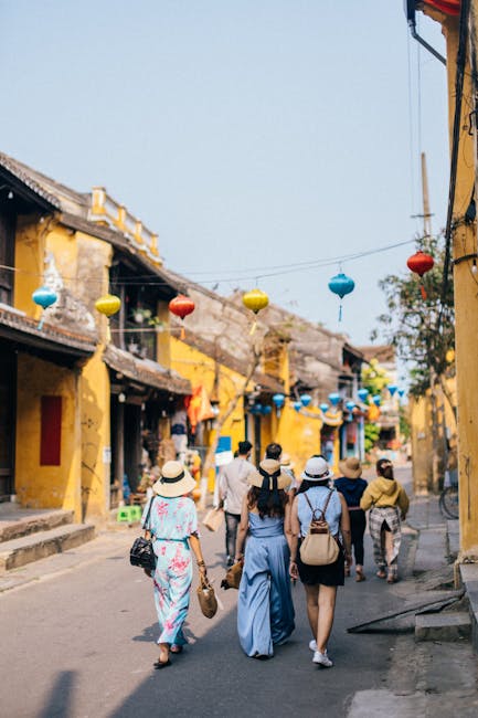 Turisti esplorano le vie di una città americana, scoprendo culture e tradizioni uniche, tra lanterne colorate e architetture tipiche.