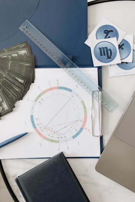 Elementi di gioco come carte, simboli zodiacali e diagrammi per gamification educativa, strumenti per apprendimento interattivo.