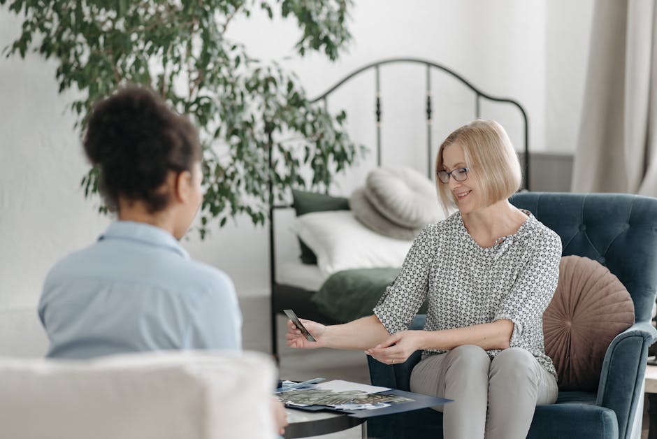 Psicologa mostra immagini a paziente durante seduta: psicologia dell'apprendimento e tecniche di memorizzazione visiva