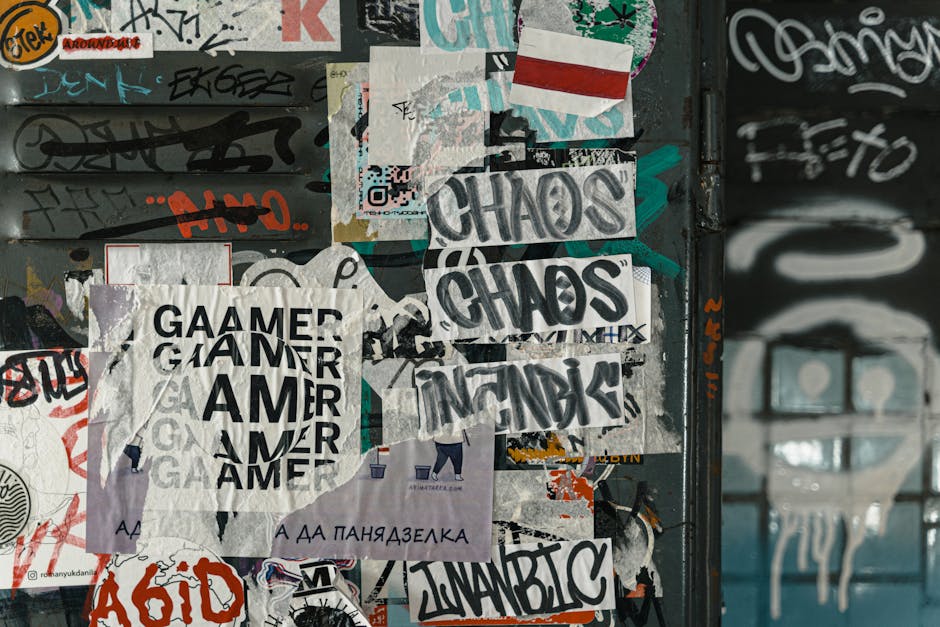 Muro con graffiti e adesivi: metafora visiva di diversità culturale e adattamento nelle pratiche didattiche internazionali.