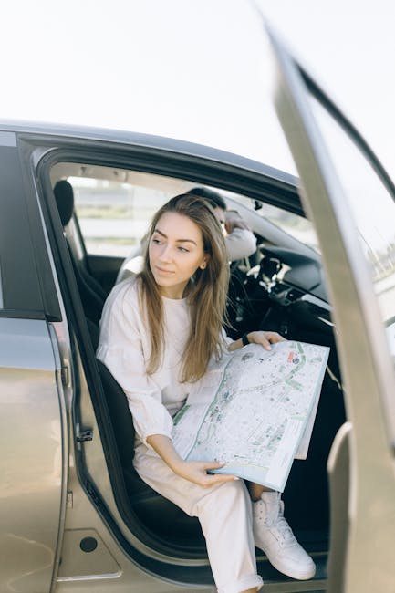 Donna con mappa in auto pianifica il percorso per calcolare la distanza tra luoghi nella guida pratica