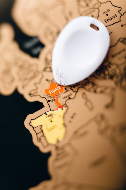 Mappa Europa con Francia e Spagna evidenziate e segnaposto bianco, concetto di punto medio geografico e calcolo distanze