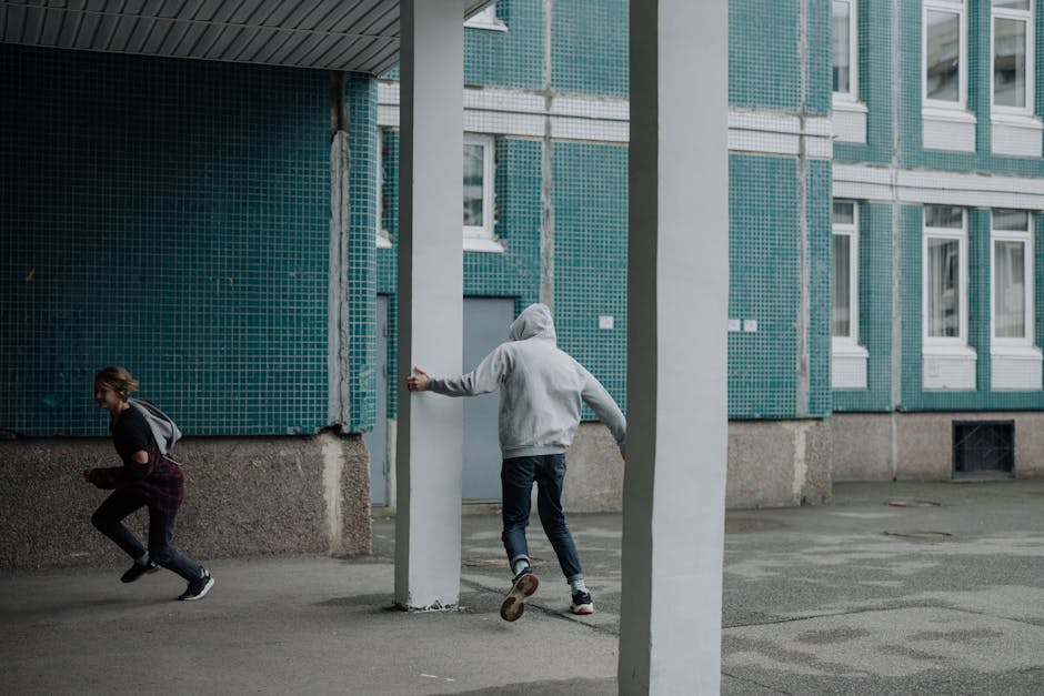 Due studenti in fuga: uno corre via, l'altro si nasconde dietro le colonne. Riflessioni sulla culpa in vigilando e la gestione delle fughe scolastiche.