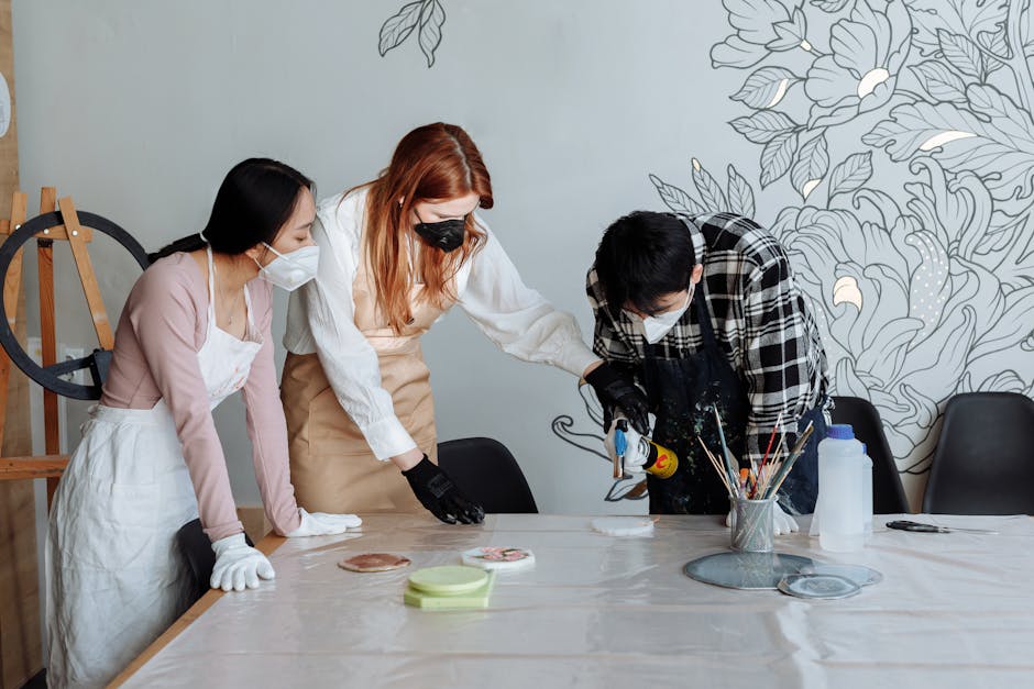 Adulti che partecipano a un corso di formazione artistica indossando mascherine, un esempio di metodologie didattiche innovative.