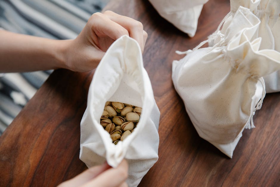 Sacchetti di pistacchi: snack sano per integrare il consumo calorico durante la camminata e l'allenamento fisico.
