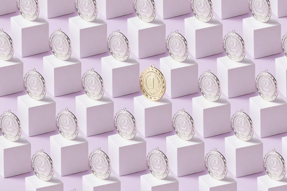 Medaglie d'argento su cubi bianchi, una medaglia d'oro al centro: metafora per graduatorie dirigenti scolastici 2026/2027 e legittimità.