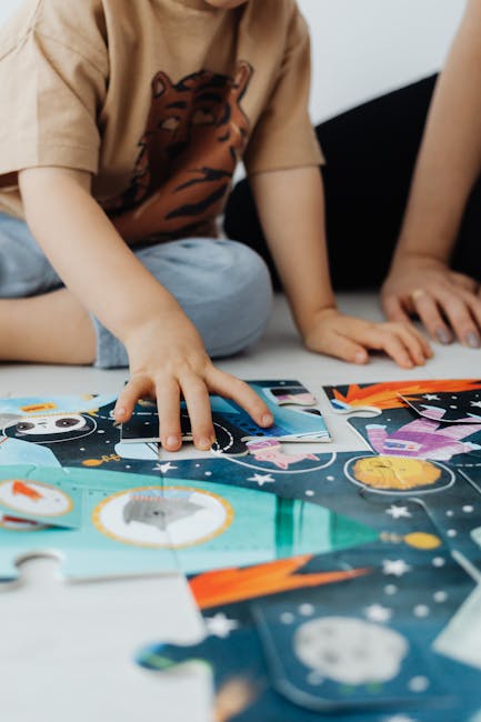 Bambino che gioca con puzzle spaziale, stimolando abilità cognitive attraverso il gioco e la musica, apprendimento creativo.