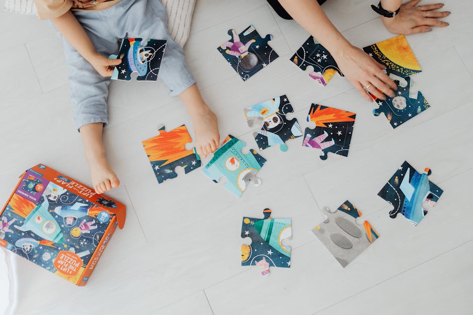 Bambino e adulto giocano con puzzle spaziale colorato, attività interattiva per apprendimento divertente e sviluppo cognitivo infantile.