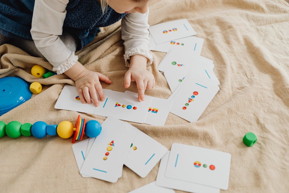 Bambina gioca con carte musicali colorate, un'attività divertente per sviluppare il senso del ritmo e l'amore per la musica.