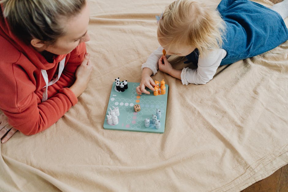 Madre e figlia giocano a un gioco da tavolo educativo con animali, stimolando creatività e apprendimento precoce.