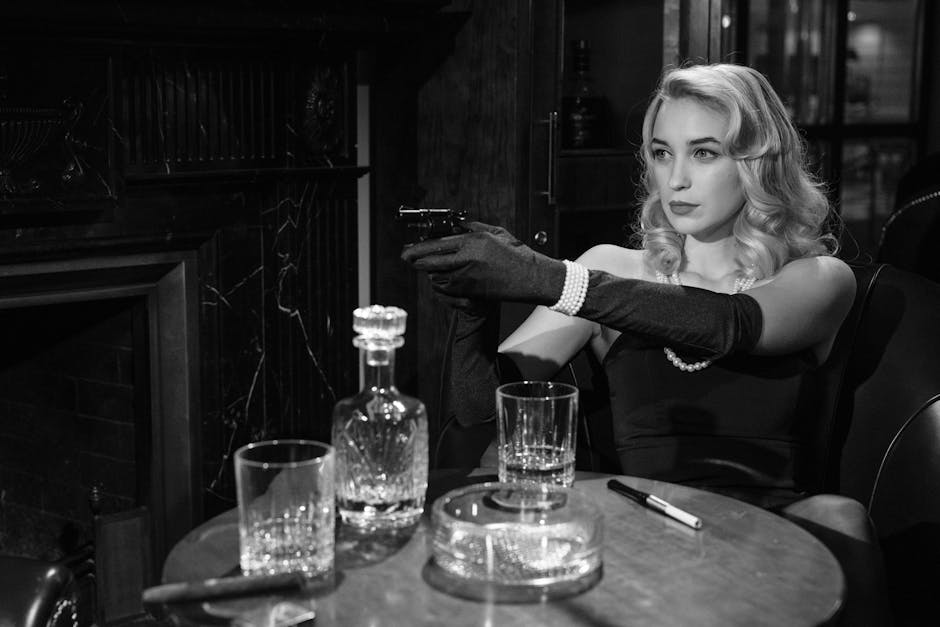 Donna in stile anni '40 con pistola, sigaro e bicchiere. Immagine evocativa di potere femminile e mistero in un'epoca passata.