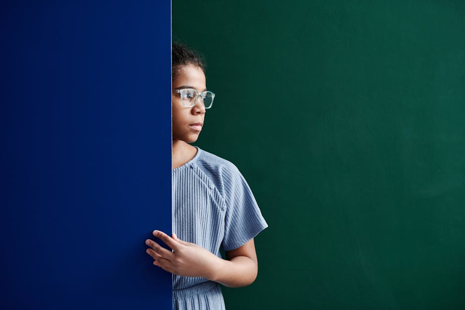 Ragazza con occhiali e sguardo pensieroso: riflessioni sul futuro della scuola e l'eredità di Micheletti nell'istruzione