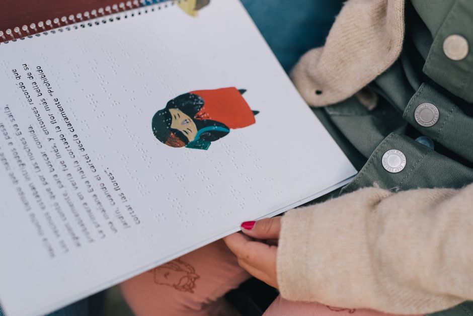 Adolescenti in Italia: libro con testo Braille e illustrazioni sull'inclusione scolastica e le origini