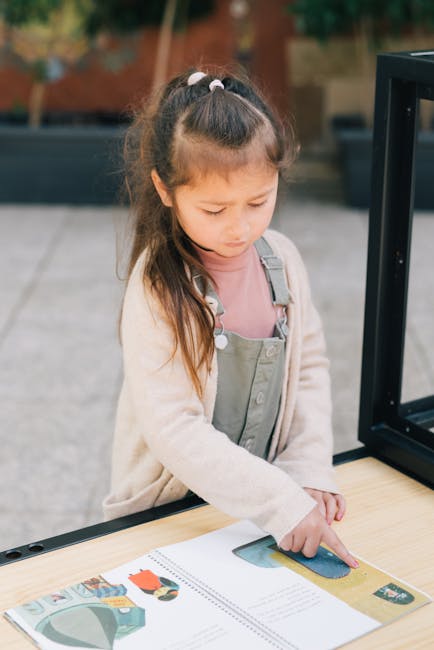 Bambina legge un libro illustrato, immersa nel mondo di Peter Pan e dell'infanzia eterna, concentrata sulle avventure narrate.