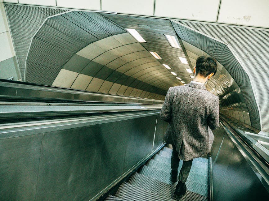 Uomo su scala mobile che converge verso un punto di fuga, metafora visiva di rette incidenti uniche in geometria.