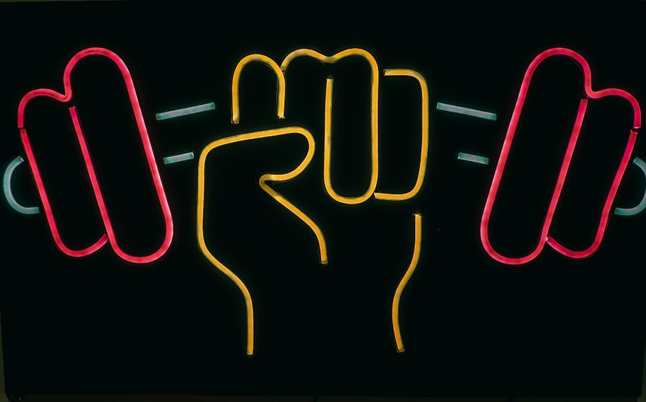 Illustrazione al neon di un pugno che solleva un bilanciere, simbolo di forza e determinazione per la guerriera moderna.