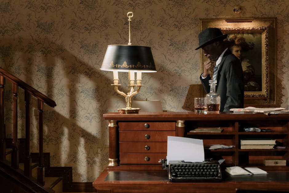 Uomo pensieroso con macchina da scrivere in ufficio vintage, riflessione sul futuro dell'istruzione e ruolo dei docenti nell'era dell'IA