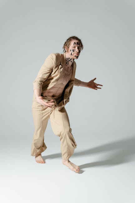 Uomo con lettere sul viso e corpo, espressione intensa, simboleggia l'apprendimento creativo e metodologie innovative nell'istruzione.