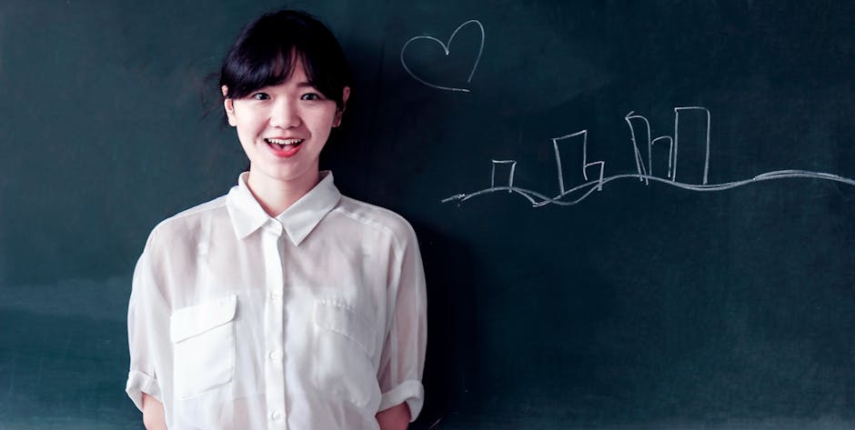 Insegnante sorridente con lavagna e disegni, metafora della libertà di insegnamento e dibattito sulla Cisl Scuola